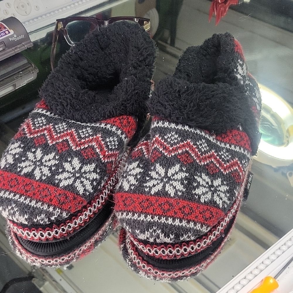Womens 11 Magdalena slippers in a black and red fairisle pattern. Comfy Cozy.